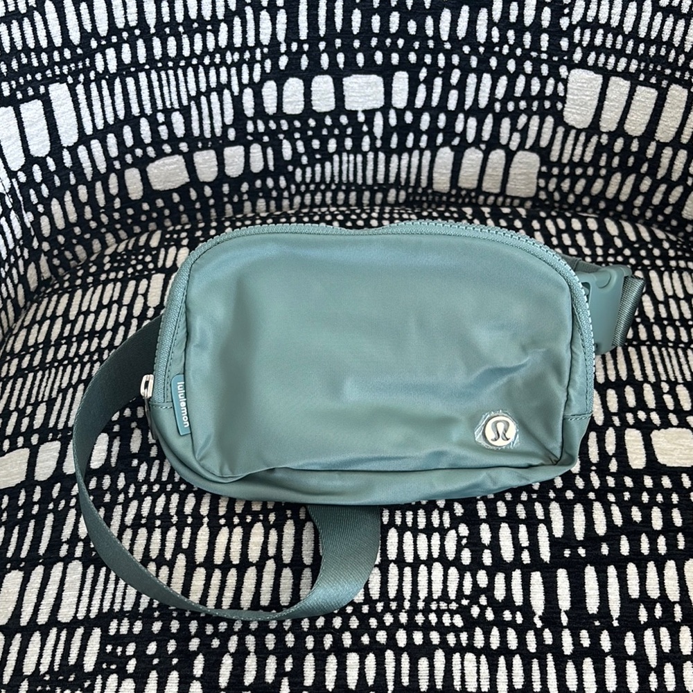Lululemon Everywhere Belt Bag -Sage Green